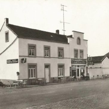 3 Cartes postales café à enseigne